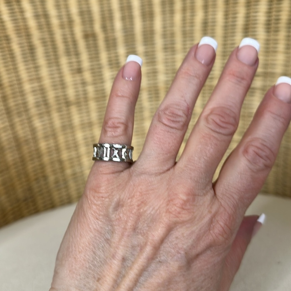 Vintage Roman Numeral Silver Plated Band Ring
Size 6 3/4